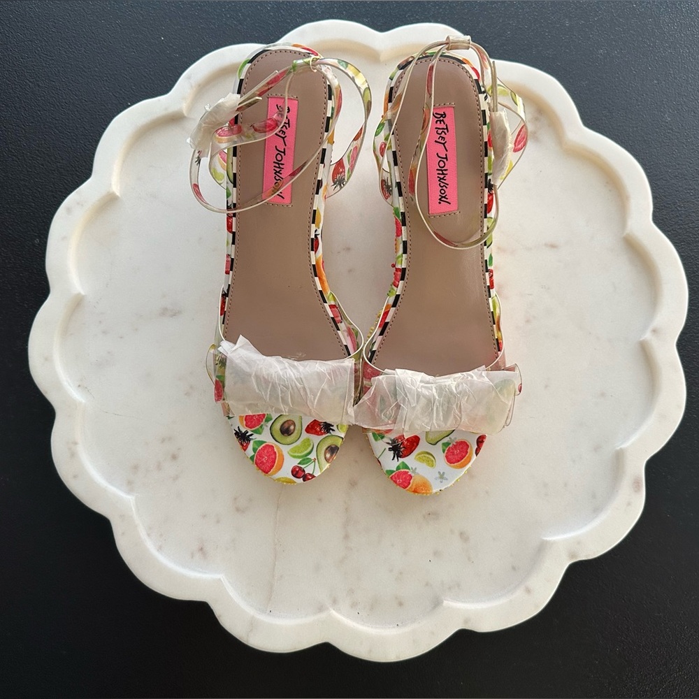 Women’s Betsey Johnson Lucite Fruit Print Design w/Beaded Heels Sandals Size 7M